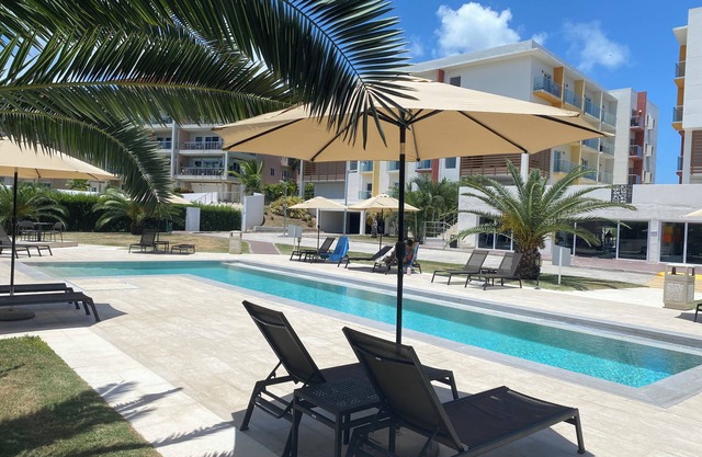 Modern condo in Maho,ocean&airport view, pool&gym, walk to Maho&Mullet beach