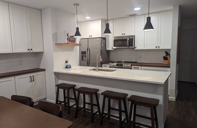 Modern condo in NW Austin, minutes from children hospitals, close to the Domain.