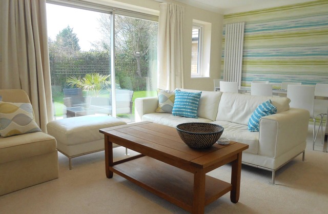 Modern Contemporary Bungalow With Sunny Garden, Sleeps 9, Easy access to London