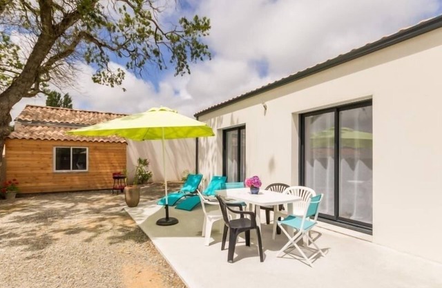 Modern Cottage Near Sea with Private Garden & Garage