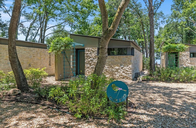 Modern Cottage on Private Peninsula w/pool, pickleball, kayaks, fishing & more