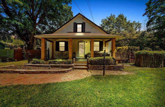 Modern & Cozy 4 bd/3 ba WC convenience!