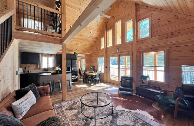Modern & Cozy Lakefront Cabin: Rustic Charm and Serene views