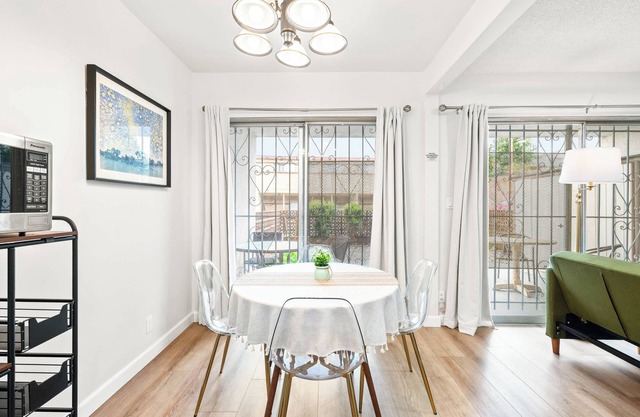 Modern Cozy Retreat Stylish Stay With Patio & Parking