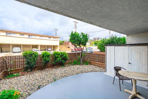 Modern Cozy Retreat Stylish Stay with Patio & Parking