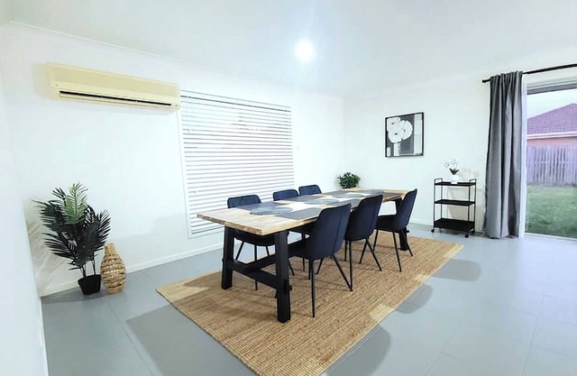 Modern, cozy, spacious house with air conditioning and heating in all bedrooms!