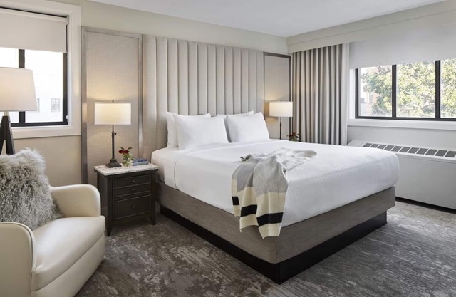 Modern DC Suite - Pet Friendly | Full Kitchen & Dining | Near National Landmarks