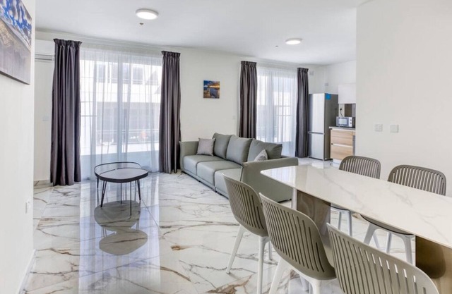 Modern, designer central 2BR home with parking !