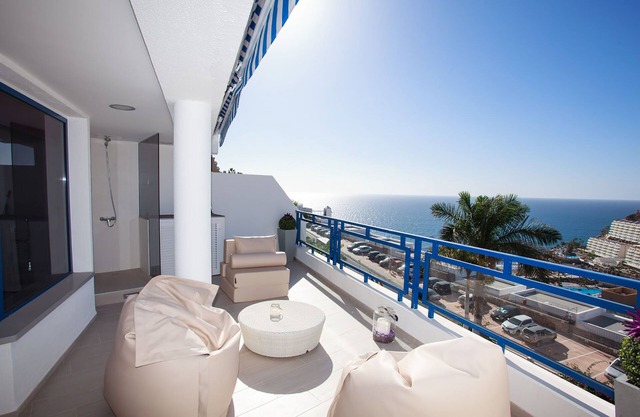 Modern designer apartment with large terrace and sea view!