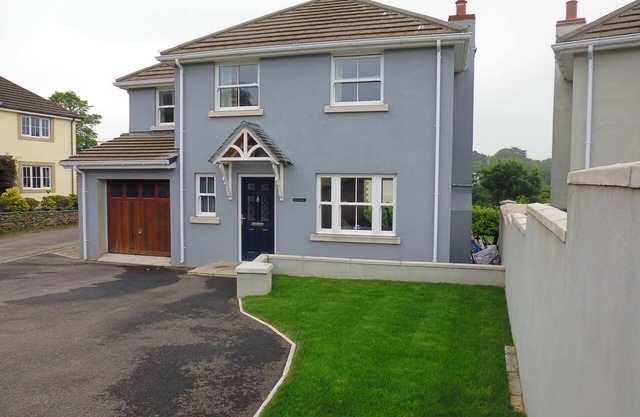 Modern detached house, 10 minute walk to large sandy beach