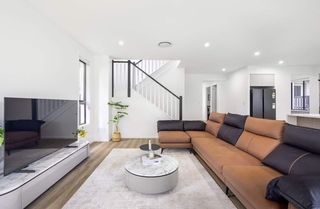Modern Elegance: Spacious 5BR Retreat in Rochedale