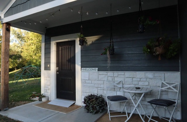 Modern, Family-Friendly Space, Quick KC Downtown, Driveway, Quiet Road & Nature!