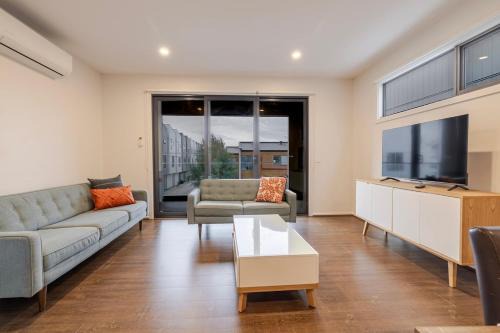 Modern Family Retreat in Point Cook and Free Parking