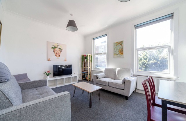 Modern flat - 5 mins from the Arsenal/Finsbury Park. Sleeps 4/5