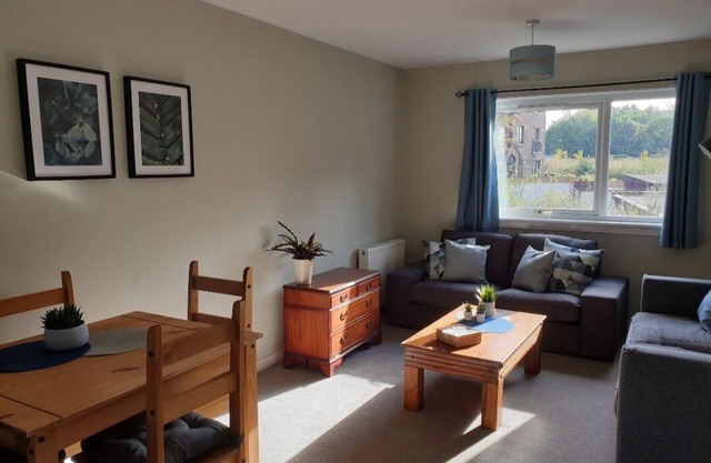 Modern flat near Murrayfield Stadium, sleeps 4