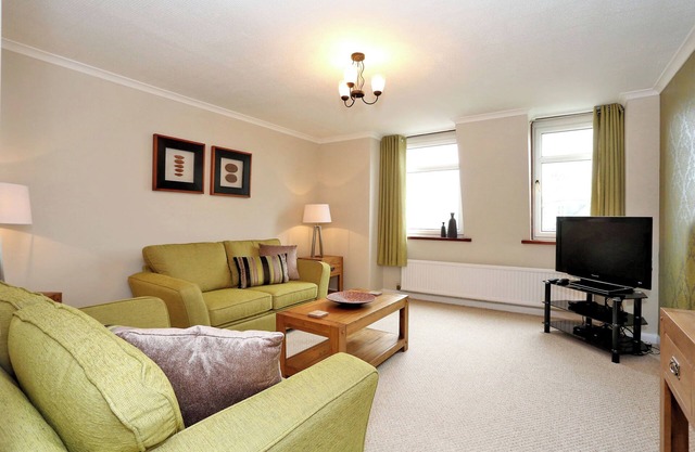 Modern fully fitted two bedroom apartment. Pet friendly. Free parking. Sleeps 5.