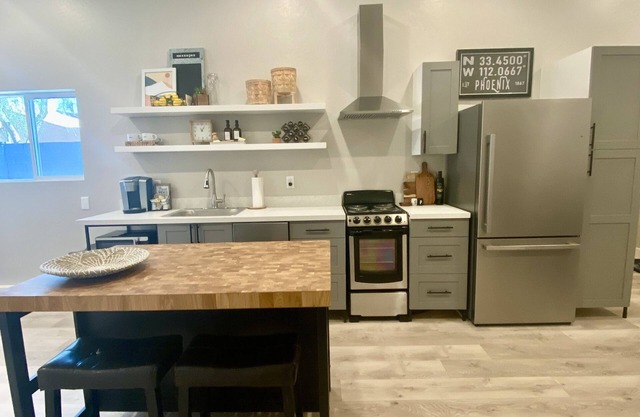 Modern Guest House with Access to Private Pool! Great Central Location!