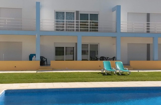 Modern House, Large Pool, Walk to Beach