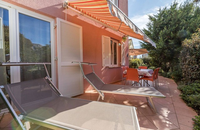 Modern holiday flat with garden, deckchair, WiFi, air conditioning