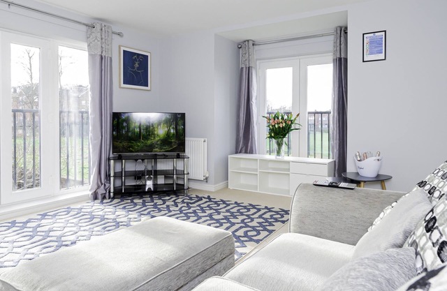 Modern Home, 9 beds for Extended Stays, Free Parking