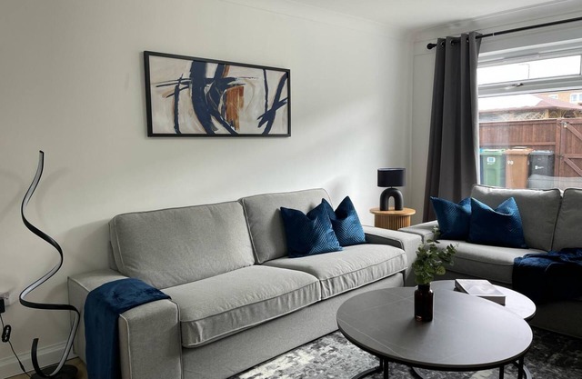 Modern Home Near To Airport | Free Parking & WIFI