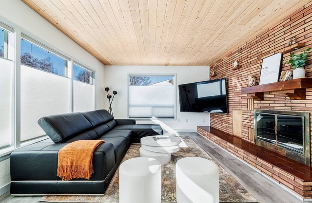 Modern Home near Southside w/Blue Mountain Views