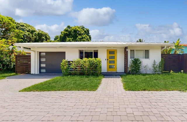 Modern Home with private pool, fully equipped kitchen, BBQ