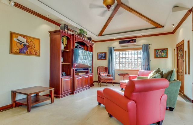 Modern Home with Shared Pool, Great Views, WiFi & Central AC - Ideal for Day Trips