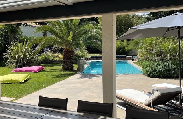 Modern house in a green setting, swimming pool and jacuzzi, 10mn from La Rochelle