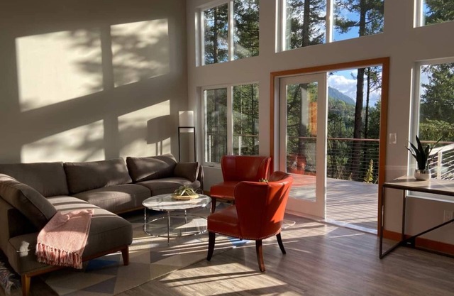 Modern House, pet-friendly, walk to Cascade Lake!