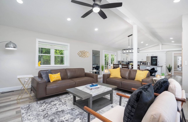 Modern House with King Suite! Relaxing Retreat!
