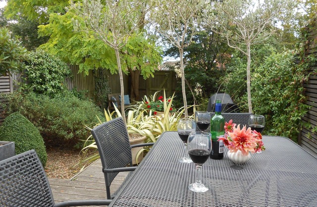 Modern house with sunny garden, close to train station, 30 mins Central London