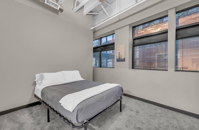 Modern Industrial Loft Near Airport High-Speed WiFi Secure with free parking