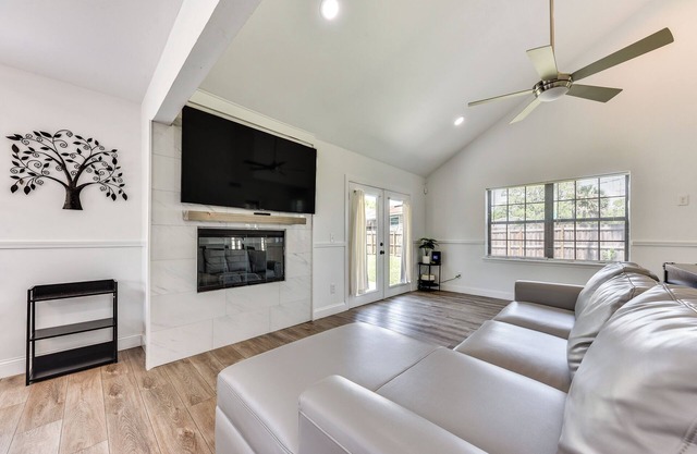 Modern Jacksonville Home - Close to River!