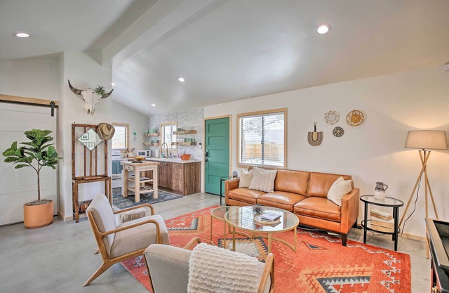 Modern Joshua Tree Bungalow with Fire Pit & BBQ!