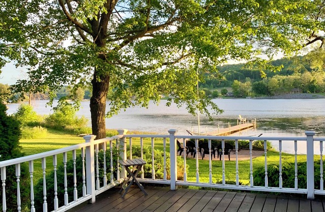 Modern lake house w/private lakefront, fire pit, kayaks, amenities, massive deck