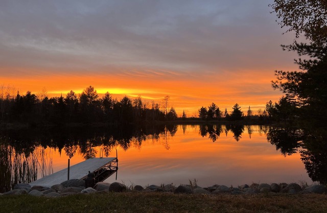 Modern Lakefront house, steps away from water's edge and Island Lake fishing
