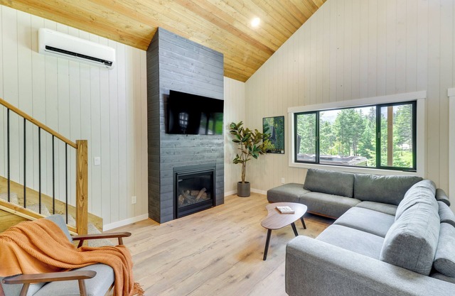 Modern Lakeside Cabin w/Mountain Views & Hot Tub!