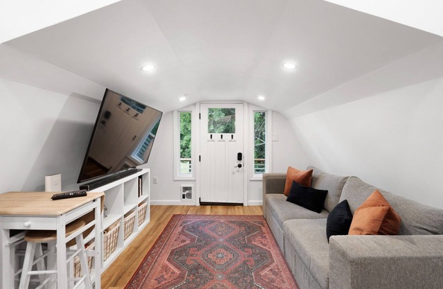 Modern Loft Guest House | Near Oregon City