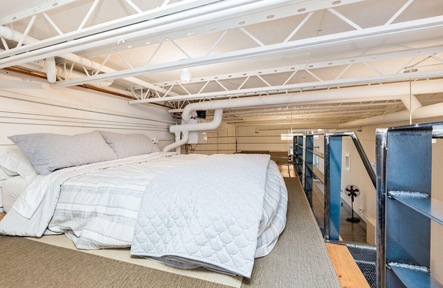 Modern Loft Haven | BBQ, Sleeps 6 |
