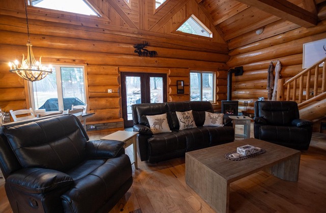 Modern Log Cabin Retreat! Perfect for nature getaways in the French River.