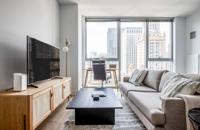 Modern Loop Studio w/Theater & Pool, nr Millennium Park, by Blueground