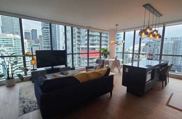 Modern Luxurious Condo in Downtown