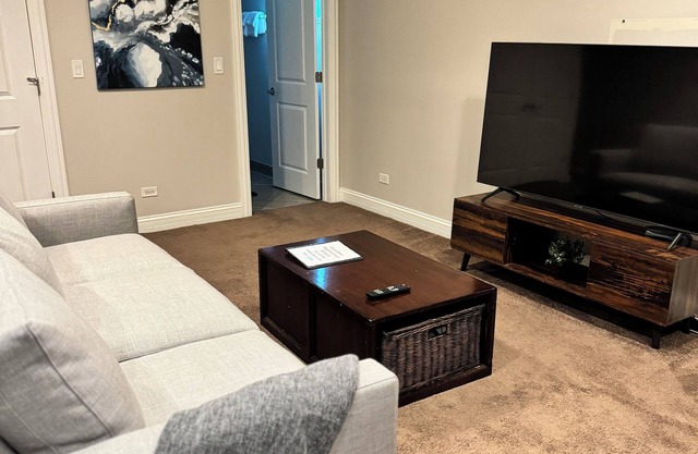 Modern Luxury 1bd-1ba - Heart of City: Close to Highway 90 & 94