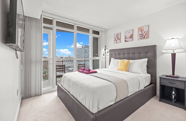 Modern & Luxury Condo in Downtown + 1 Free Parking