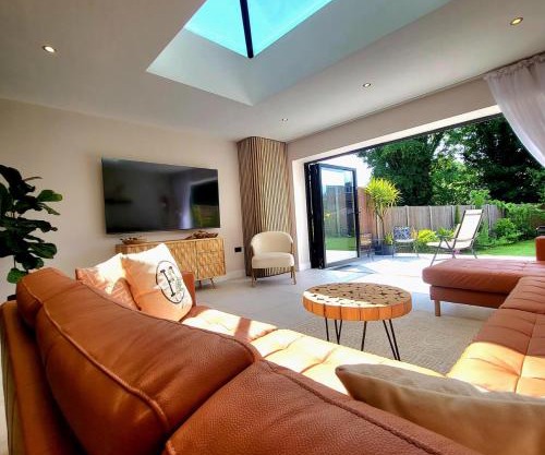 Modern Luxury Home with Spacious Garden close to Warner Bros Studio