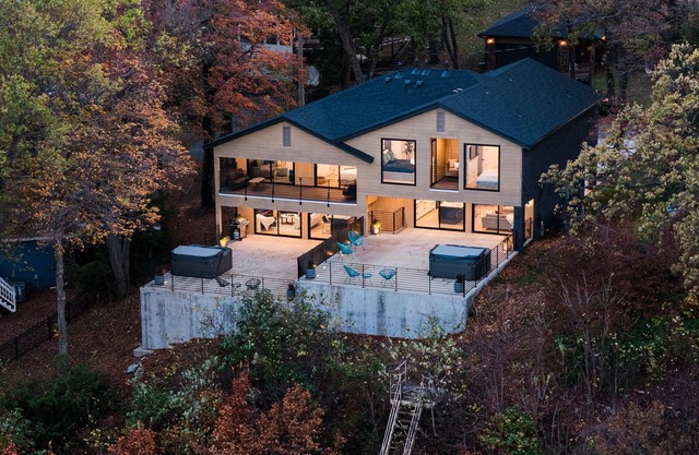 Modern Luxury Lakefront w/Hot Tub, Unbelievable Views!