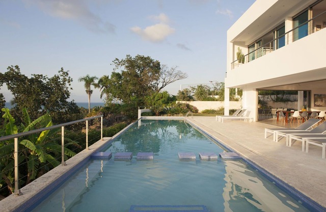 Modern Luxury Villa with Spectacular Ocean View