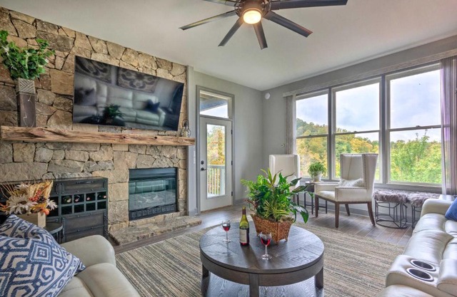 Modern Mountain-View Smokies Retreat with Balcony