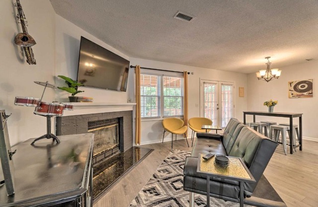 Modern Nashville Townhome Large Yard and Deck!